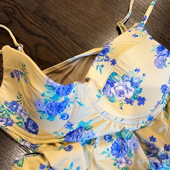 We wore what underwire one piece floral swimsuit never worn large - Picture 3 of 4